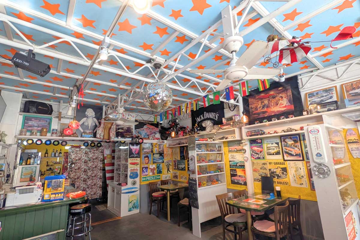 ヴィンテージトイの並ぶアメリカン空間でボリューム満点バーガーを！「Cafe&Bar GARAGE LIFE（ガレージライフ）」（南城市）