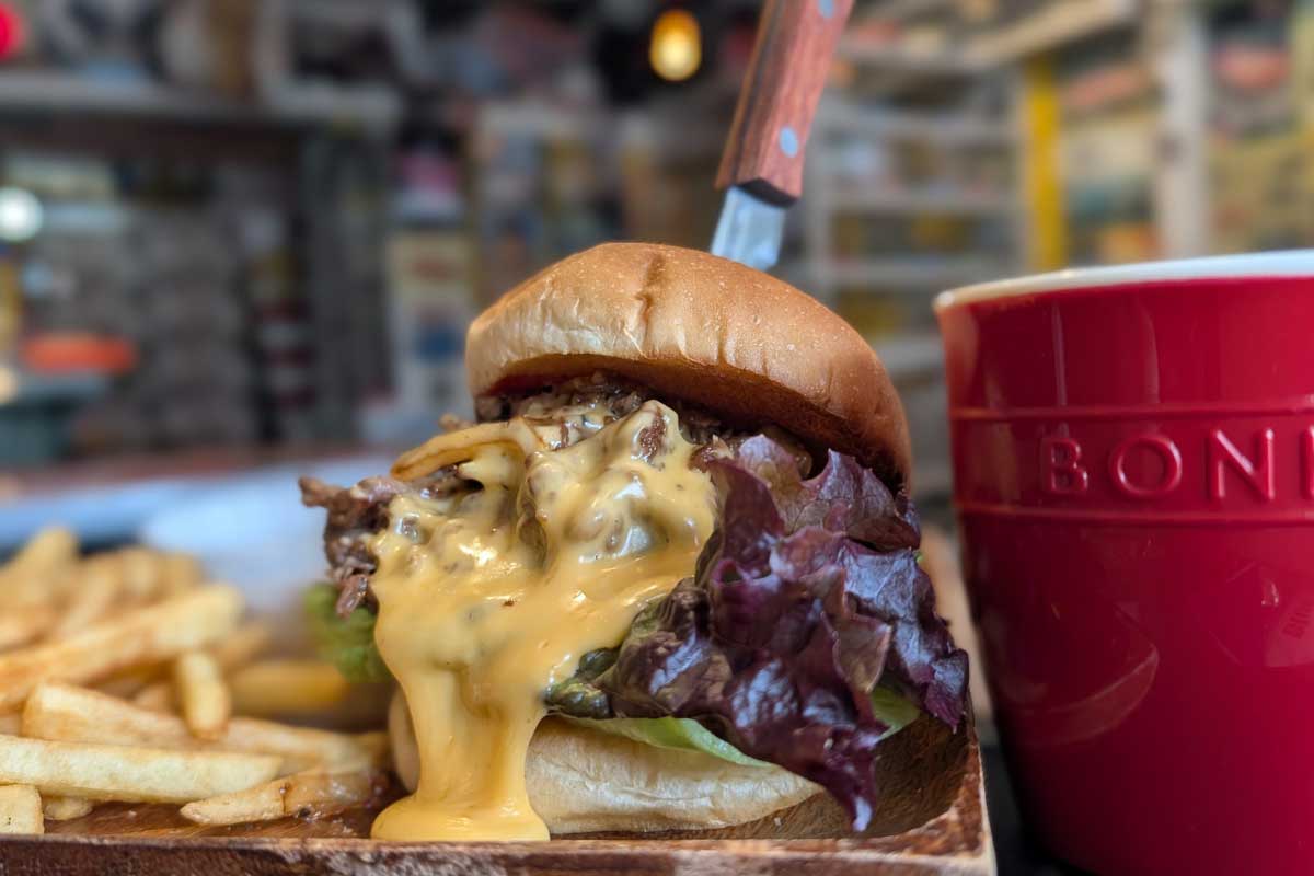 ヴィンテージトイの並ぶアメリカン空間でボリューム満点バーガーを！「Cafe&Bar GARAGE LIFE（ガレージライフ）」（南城市）
