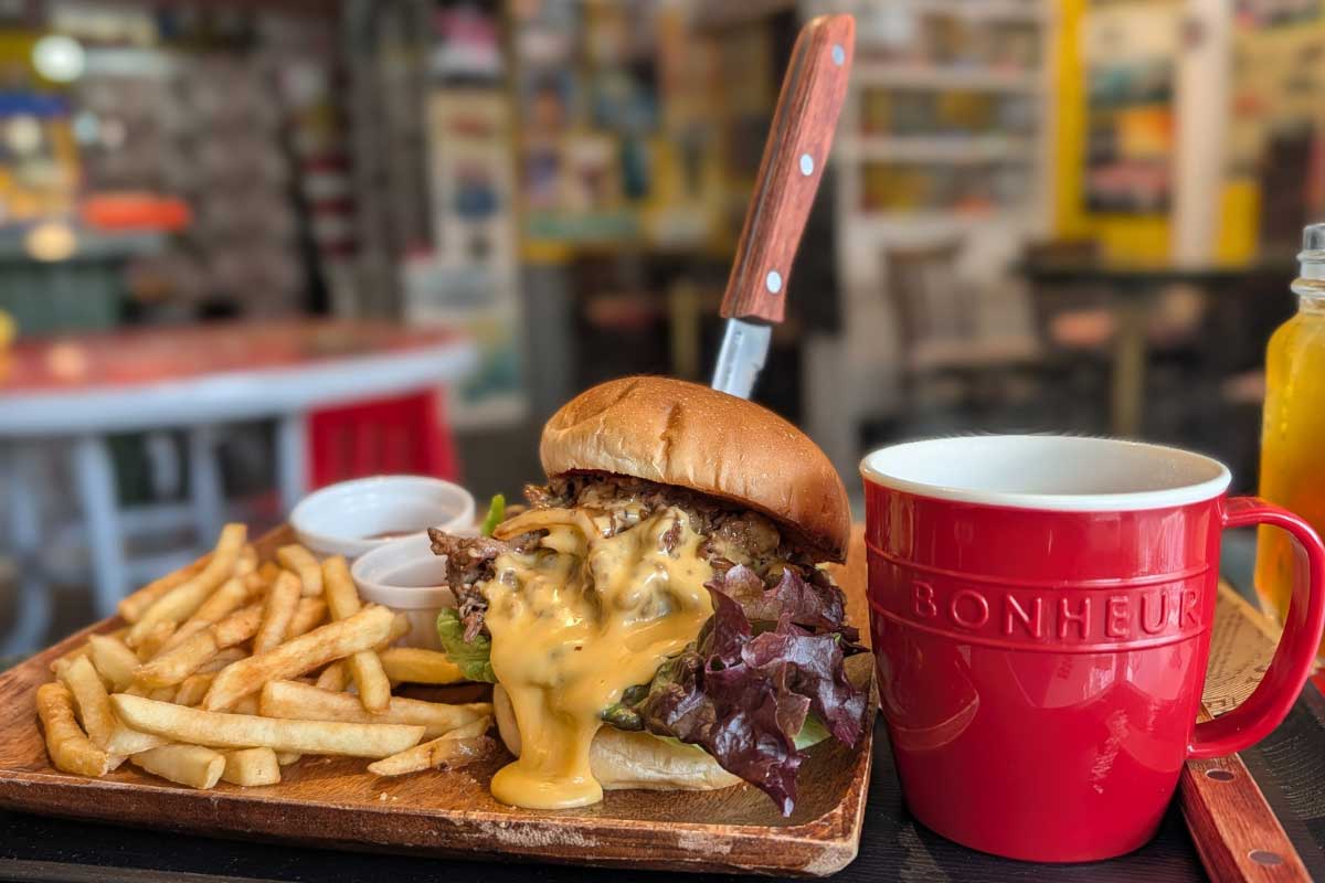 ヴィンテージトイの並ぶアメリカン空間でボリューム満点バーガーを！「Cafe&Bar GARAGE LIFE（ガレージライフ）」（南城市）