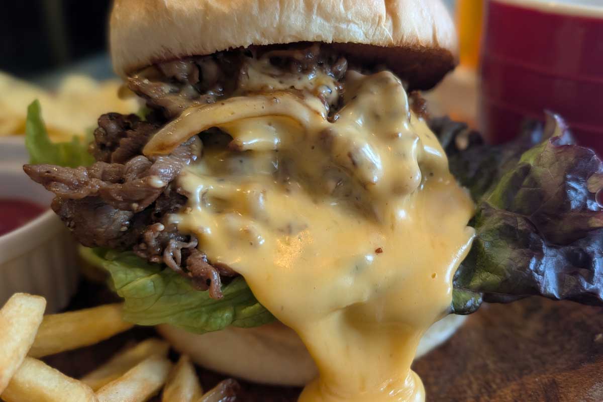 ヴィンテージトイの並ぶアメリカン空間でボリューム満点バーガーを！「Cafe&Bar GARAGE LIFE（ガレージライフ）」（南城市）