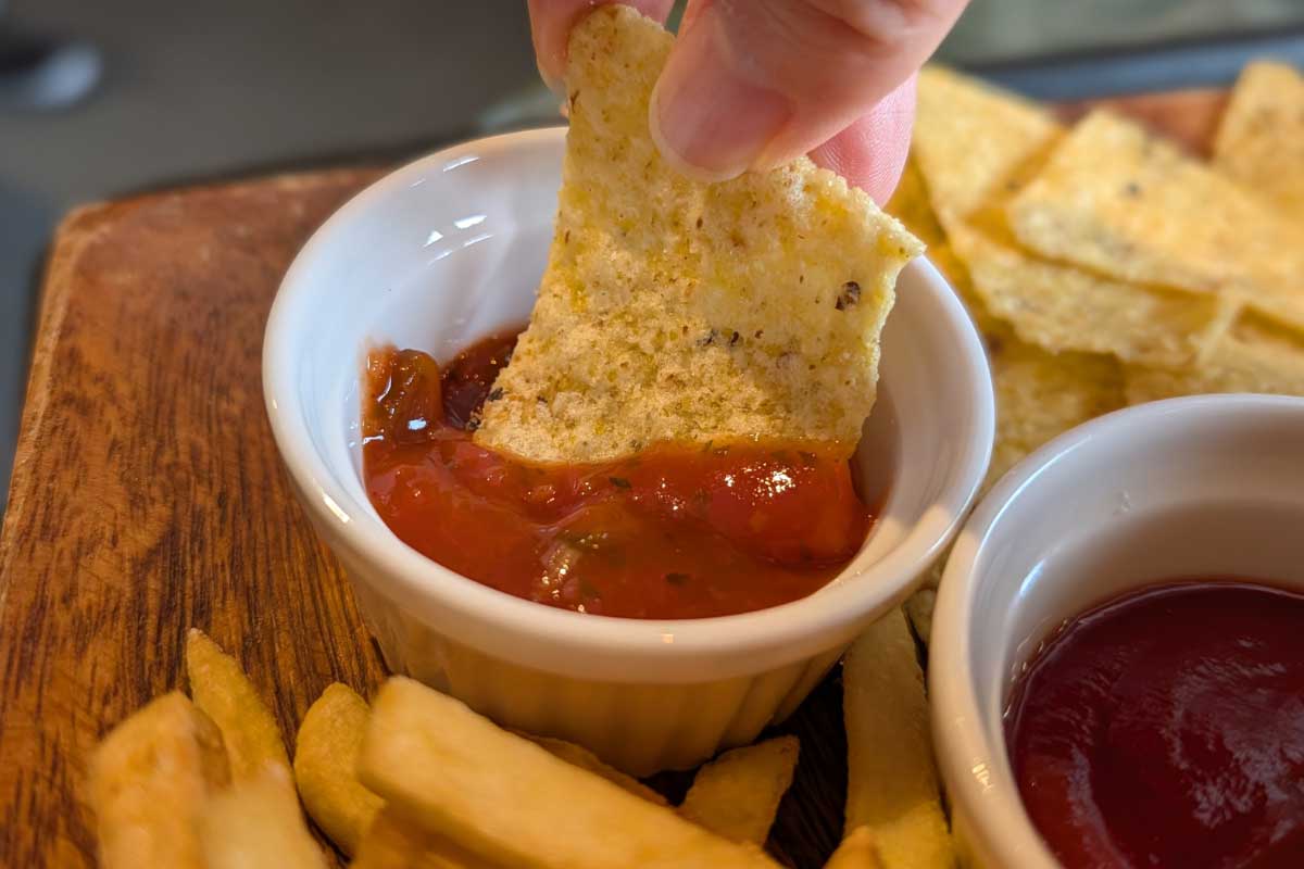 ヴィンテージトイの並ぶアメリカン空間でボリューム満点バーガーを！「Cafe&Bar GARAGE LIFE（ガレージライフ）」（南城市）