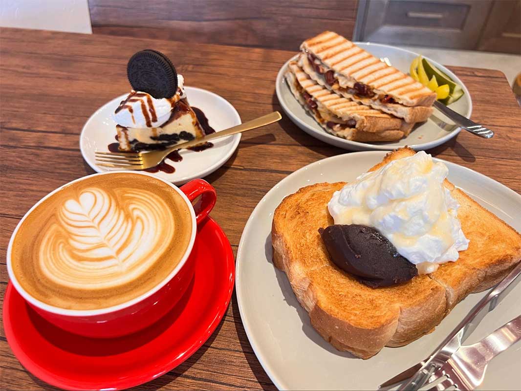 ふんわり甘いあんホイップトーストと 香り豊かなラテ。気さくな店主が迎える「JONAKA COFFEE」（那覇市・国場）