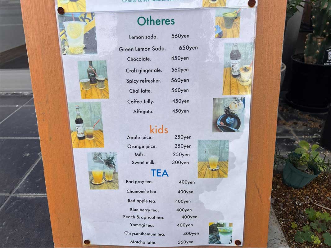 ふんわり甘いあんホイップトーストと 香り豊かなラテ。気さくな店主が迎える「JONAKA COFFEE」（那覇市・国場）