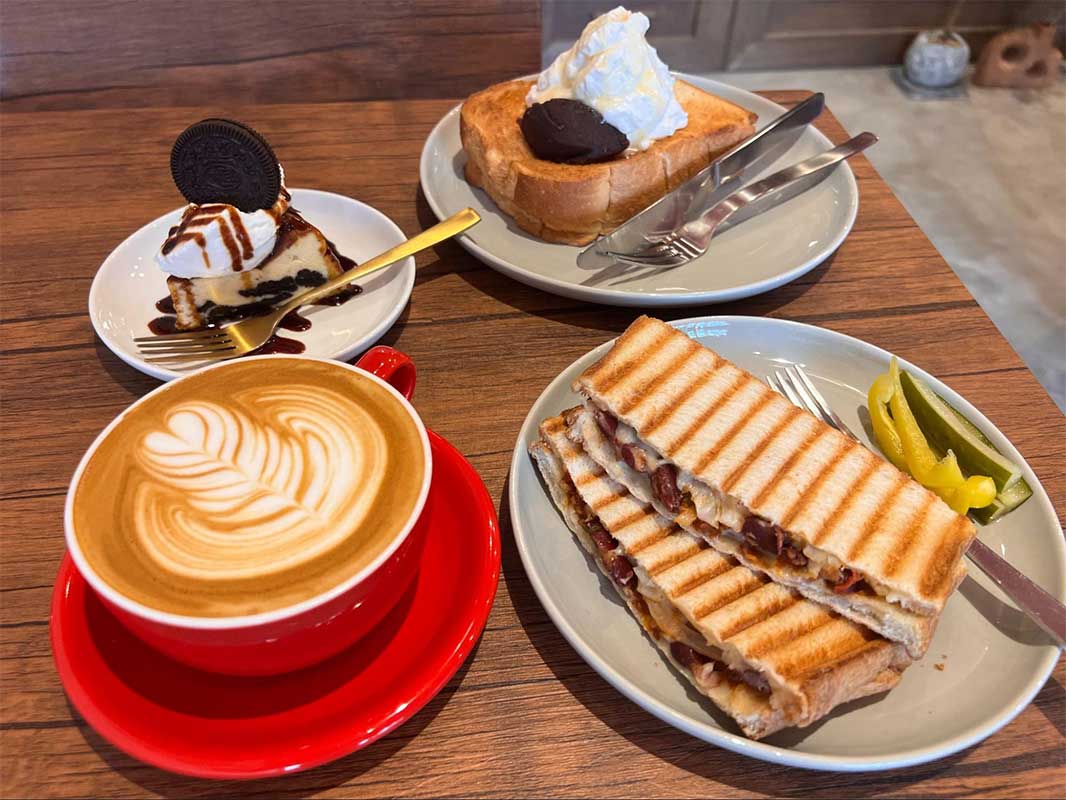 ふんわり甘いあんホイップトーストと 香り豊かなラテ。気さくな店主が迎える「JONAKA COFFEE」（那覇市・国場）