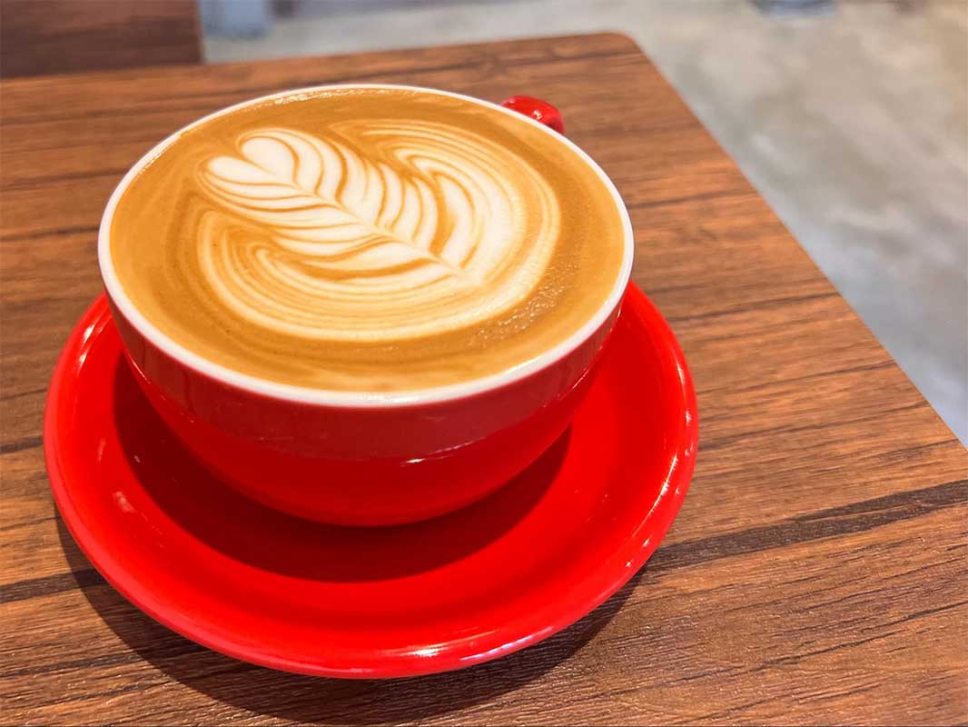 ふんわり甘いあんホイップトーストと 香り豊かなラテ。気さくな店主が迎える「JONAKA COFFEE」（那覇市・国場）