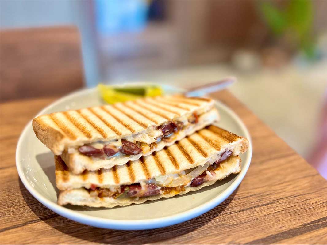 ふんわり甘いあんホイップトーストと 香り豊かなラテ。気さくな店主が迎える「JONAKA COFFEE」（那覇市・国場）