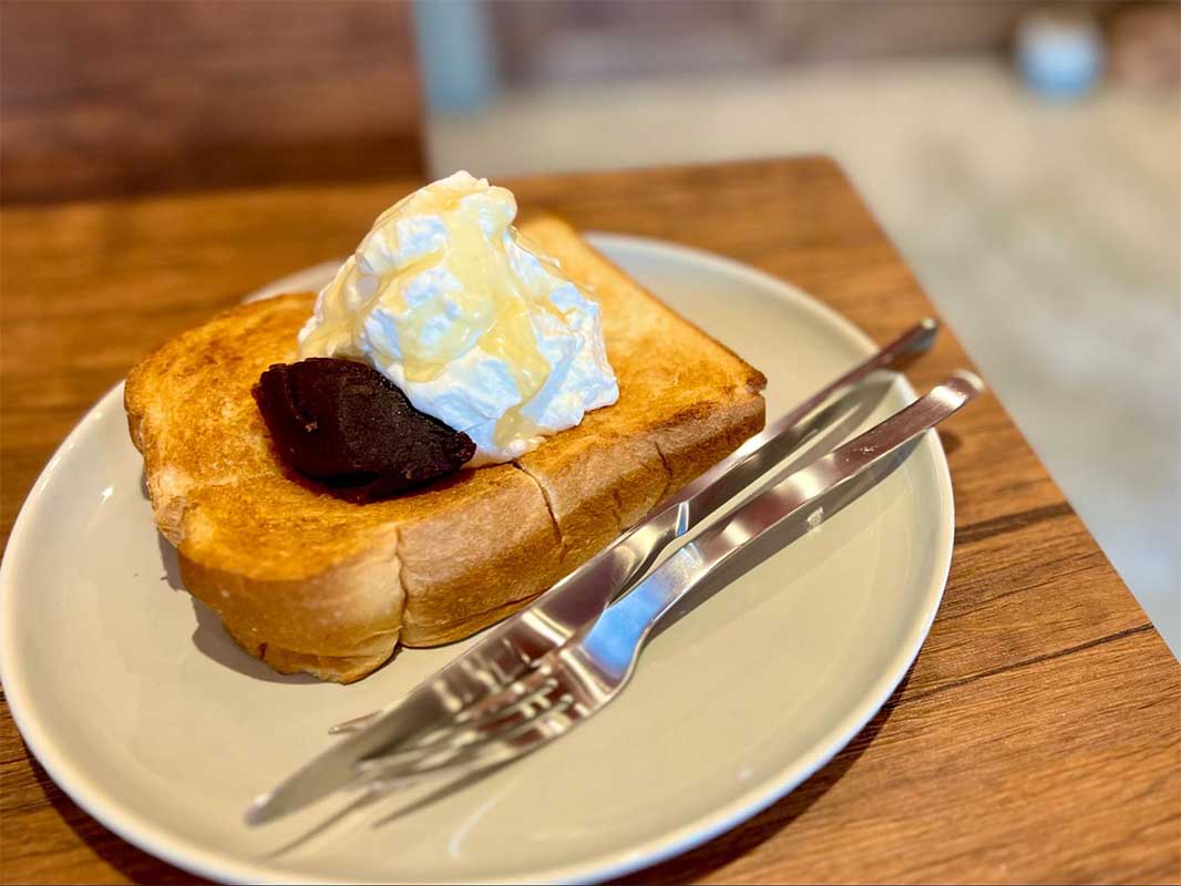 ふんわり甘いあんホイップトーストと 香り豊かなラテ。気さくな店主が迎える「JONAKA COFFEE」（那覇市・国場）