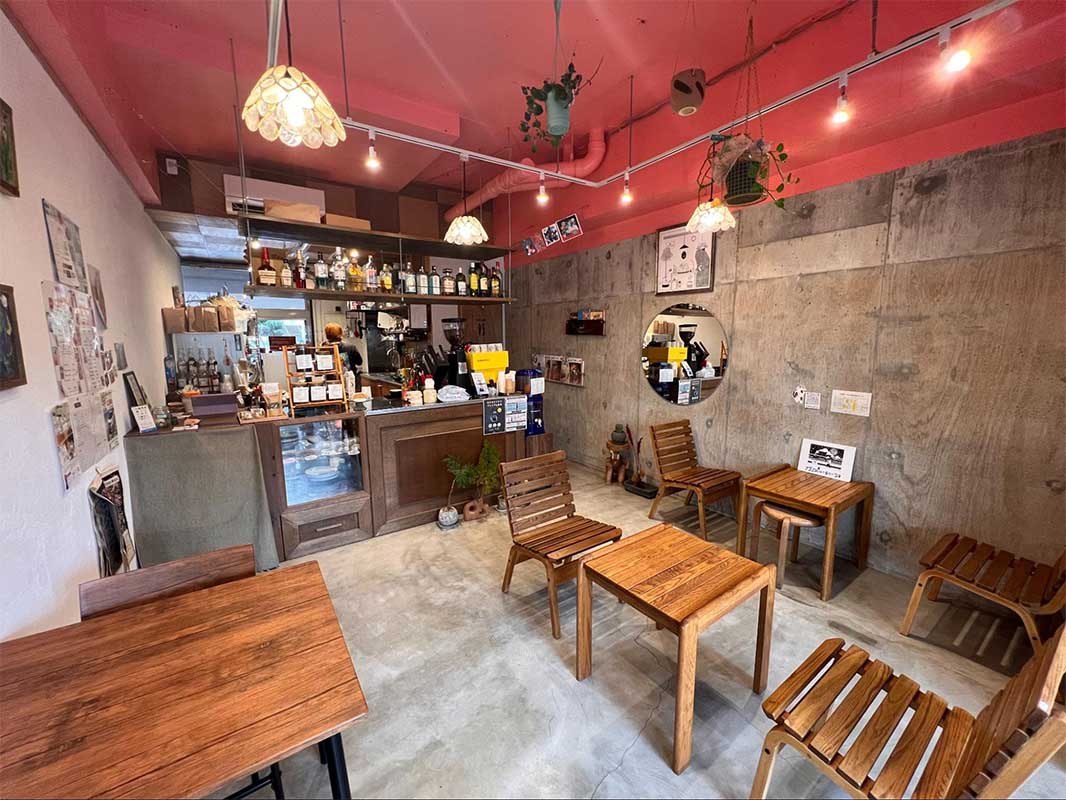 ふんわり甘いあんホイップトーストと 香り豊かなラテ。気さくな店主が迎える「JONAKA COFFEE」（那覇市・国場）