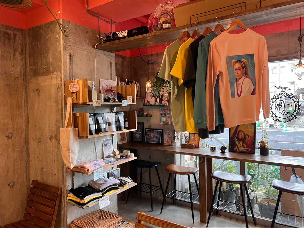 ふんわり甘いあんホイップトーストと 香り豊かなラテ。気さくな店主が迎える「JONAKA COFFEE」（那覇市・国場）