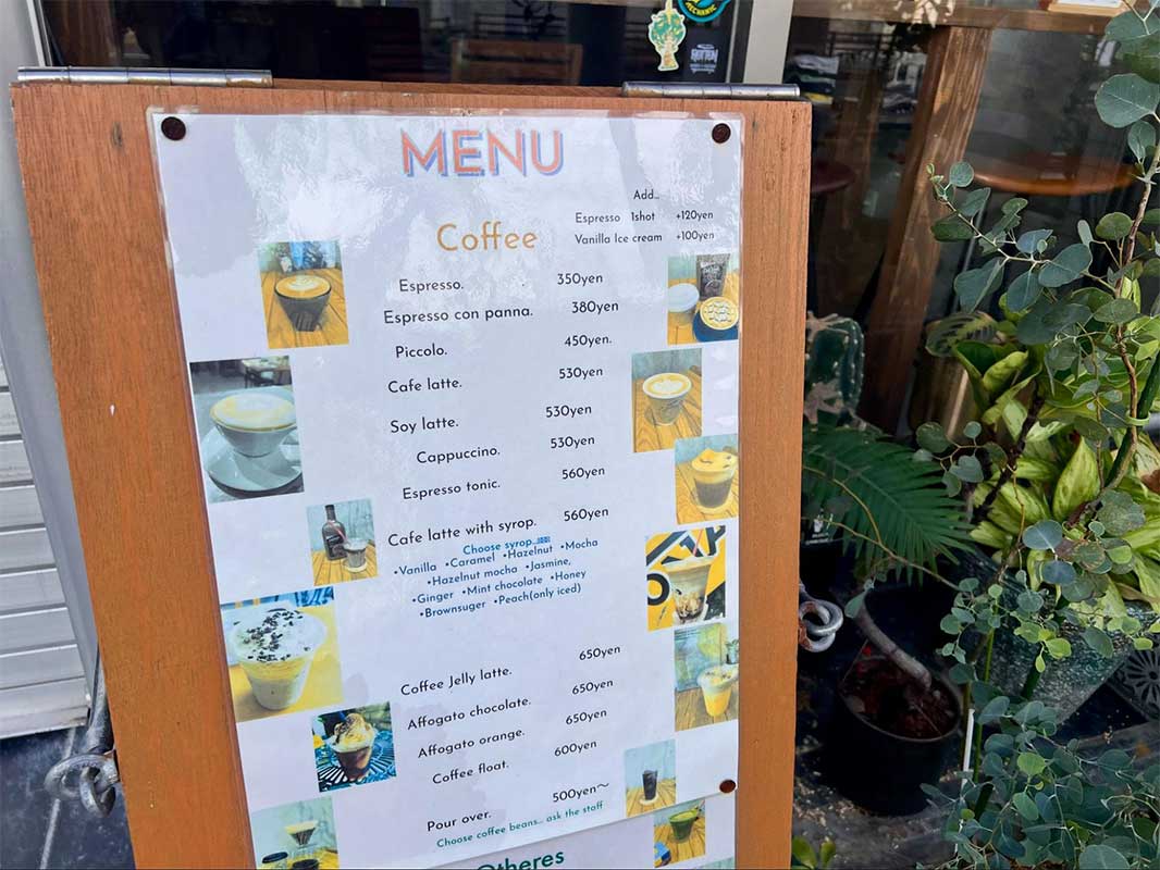 ふんわり甘いあんホイップトーストと 香り豊かなラテ。気さくな店主が迎える「JONAKA COFFEE」（那覇市・国場）