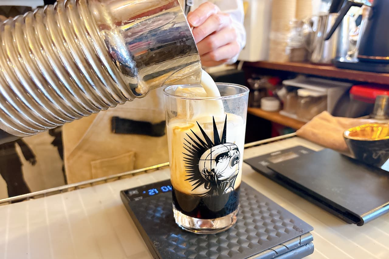 朝8時OPEN！「ROTTON（ロットン） COFFEE and CREATIVE」のパンクなお店で植物性ごはんを楽しもう！（北谷町）