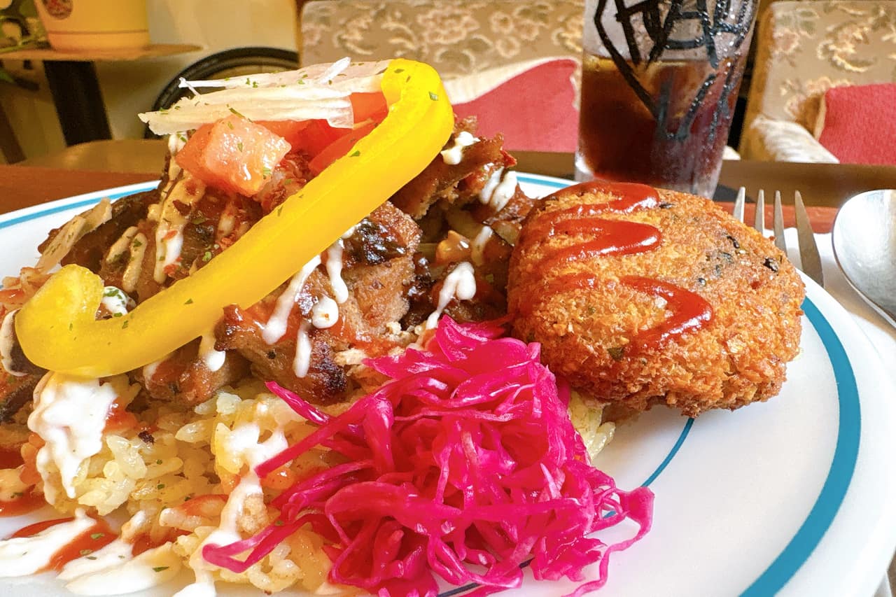 朝8時OPEN！「ROTTON（ロットン） COFFEE and CREATIVE」のパンクなお店で植物性ごはんを楽しもう！（北谷町）