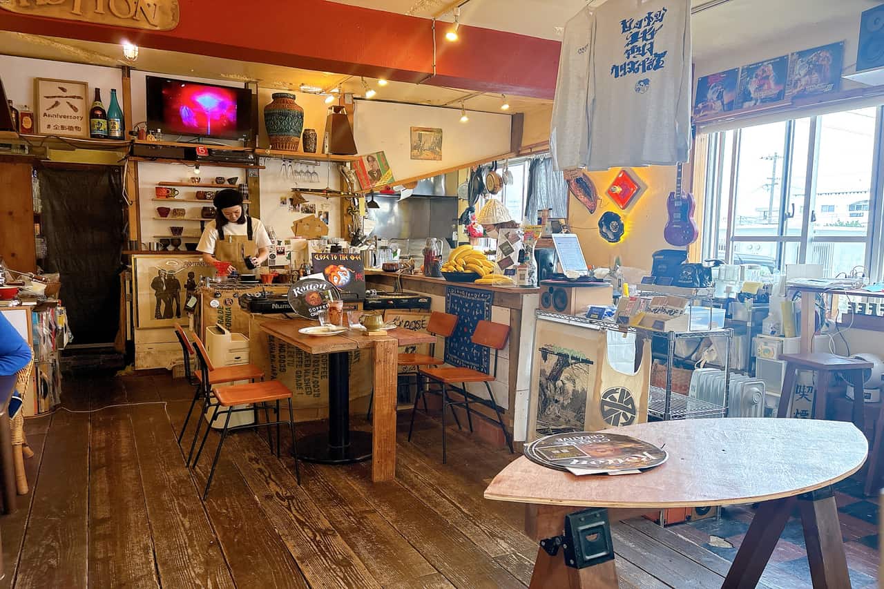 朝8時OPEN！「ROTTON（ロットン） COFFEE and CREATIVE」のパンクなお店で植物性ごはんを楽しもう！（北谷町）