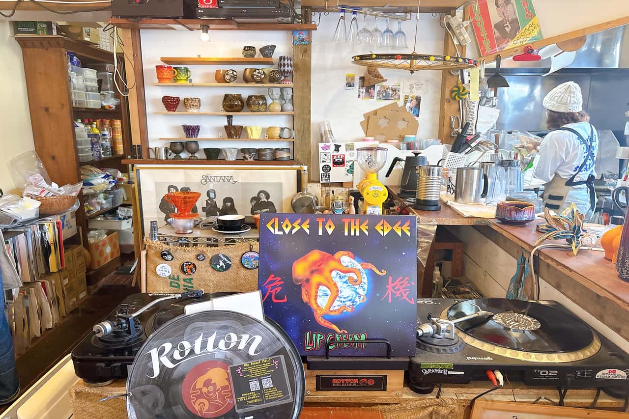 朝8時OPEN！「ROTTON（ロットン） COFFEE and CREATIVE」のパンクなお店で植物性ごはんを楽しもう！（北谷町）