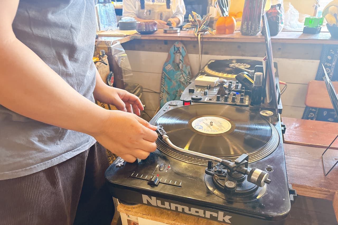 朝8時OPEN！「ROTTON（ロットン） COFFEE and CREATIVE」のパンクなお店で植物性ごはんを楽しもう！（北谷町）