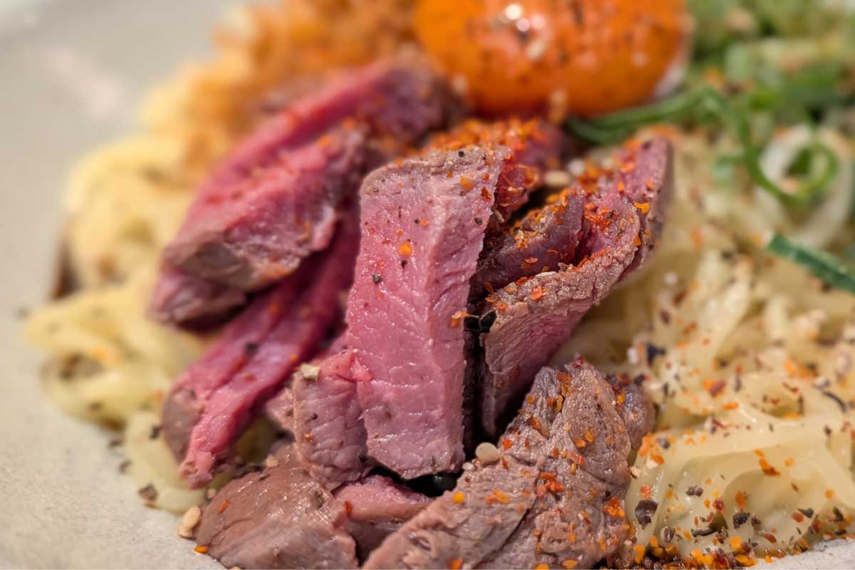 「これが熊の肉……美味い！」熊・鹿・猪肉が味わえる驚きの食体験！ジビエ料理専門店「THE LAB」（沖縄市）