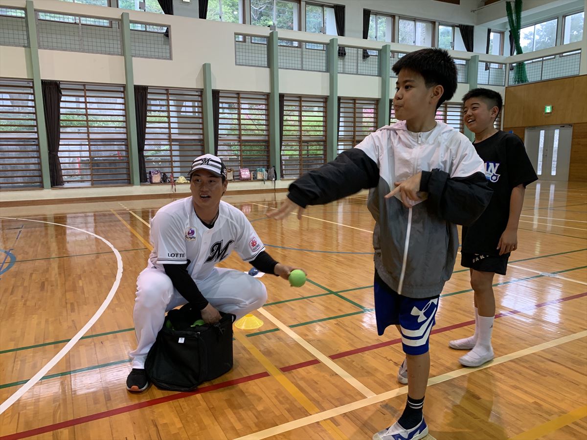 「たくさんの力をもらった！」千葉ロッテマリーンズ 冨士隼斗投手、大聖投手がキャンプ地糸満の小学校を訪問