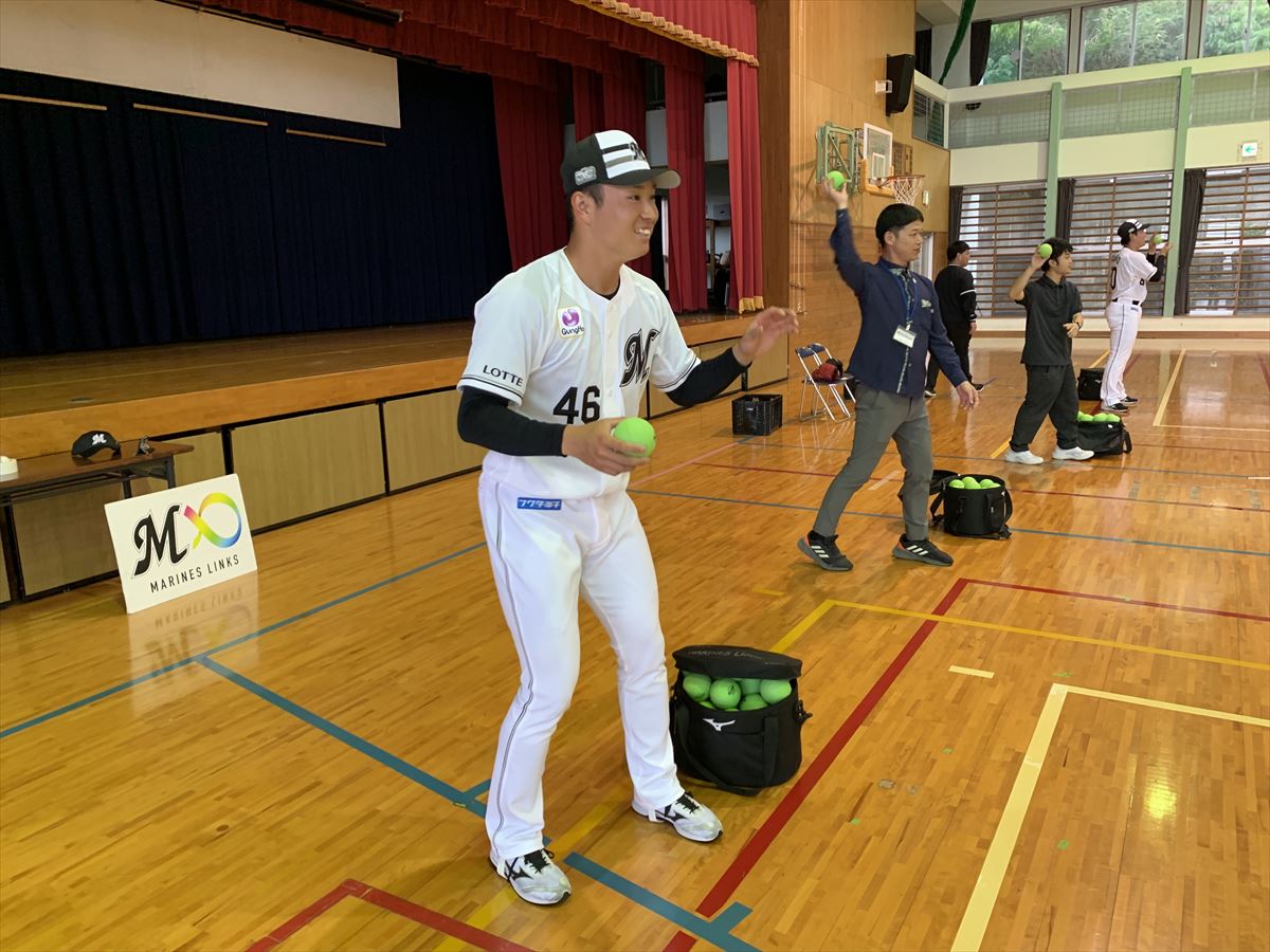 「たくさんの力をもらった！」千葉ロッテマリーンズ 冨士隼斗投手、大聖投手がキャンプ地糸満の小学校を訪問