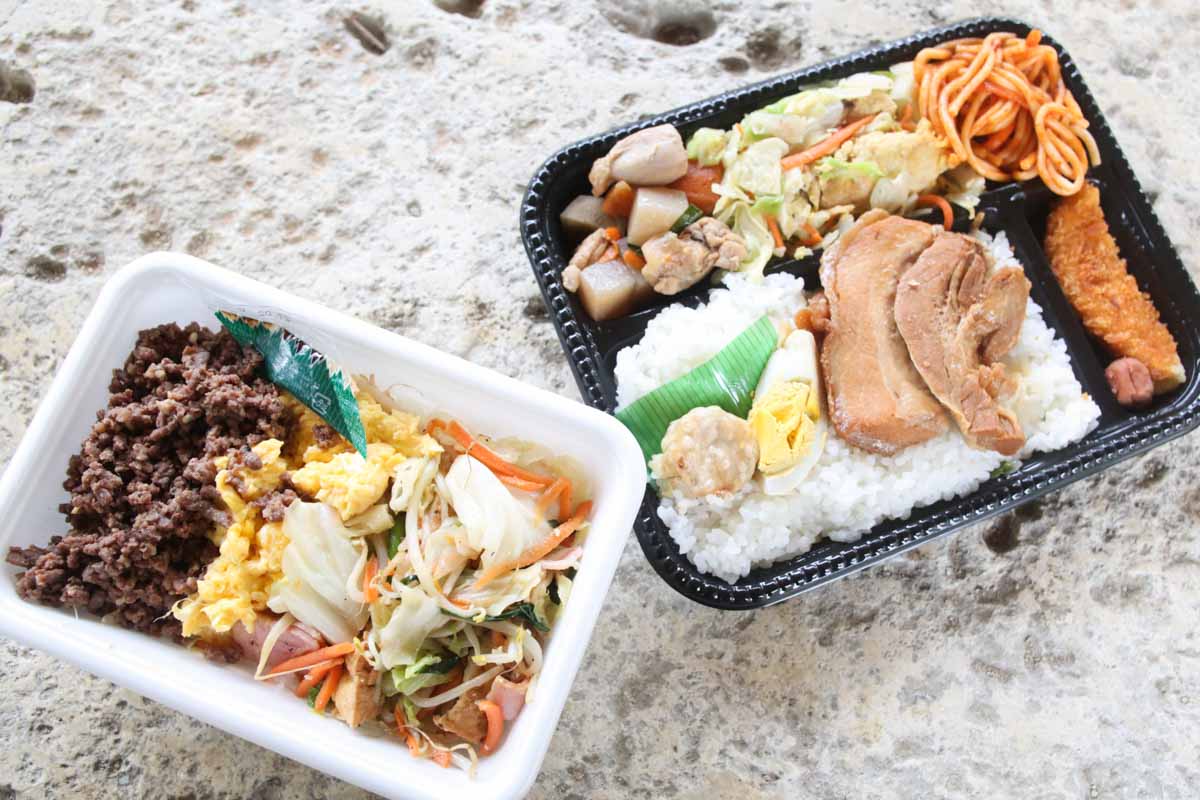 お箸で切れる三枚肉に感動！沖縄流三食丼が激うま！「ファミリーストアー てんば」の“正解すぎる”ボリューム満点うちなー弁当（那覇市）