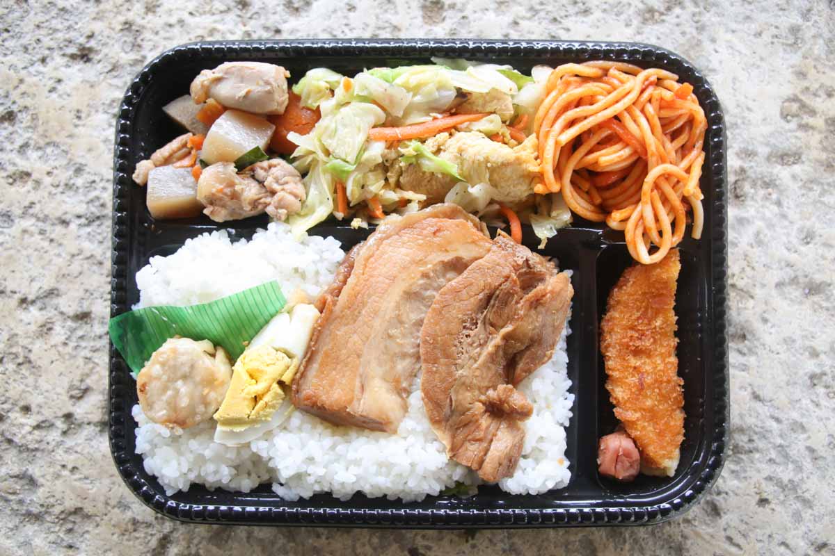 お箸で切れる三枚肉に感動！沖縄流三食丼が激うま！「ファミリーストアー てんば」の“正解すぎる”ボリューム満点うちなー弁当（那覇市）