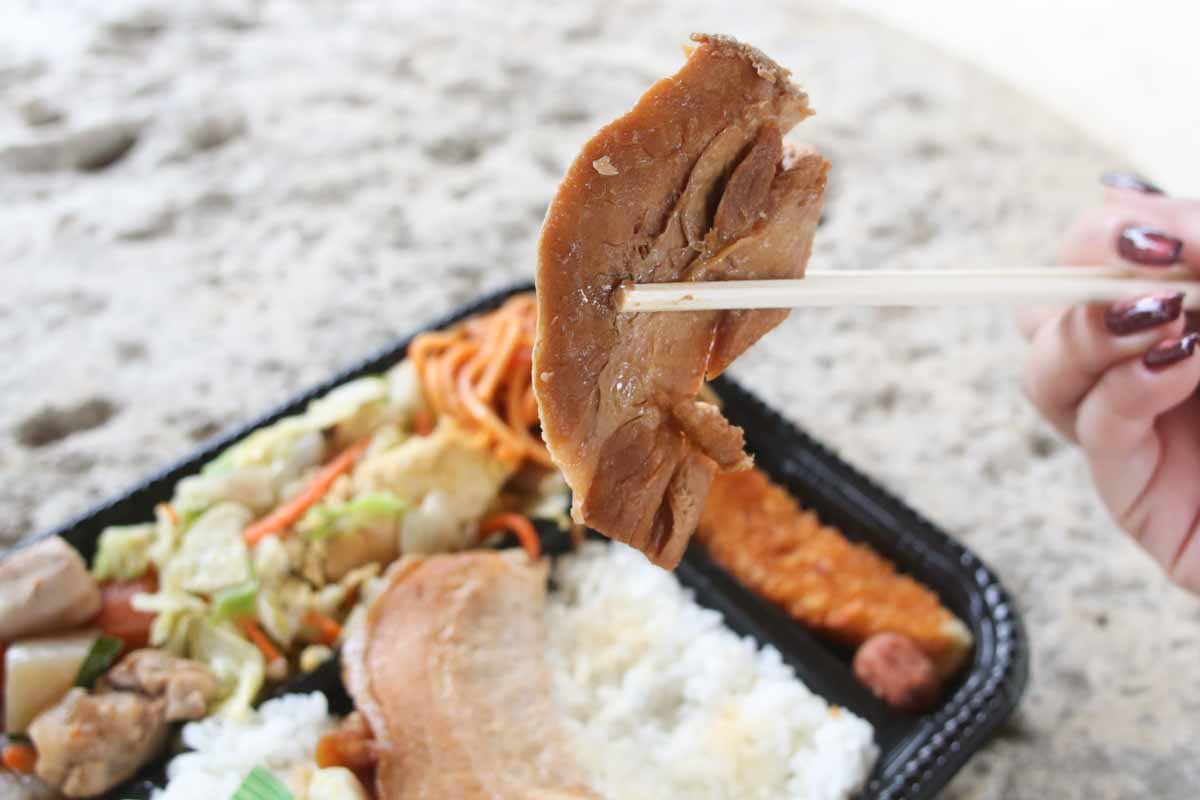 お箸で切れる三枚肉に感動！沖縄流三食丼が激うま！「ファミリーストアー てんば」の“正解すぎる”ボリューム満点うちなー弁当（那覇市）