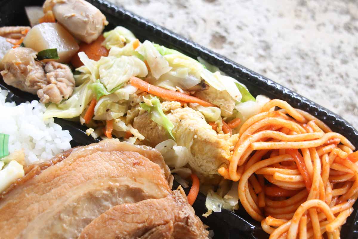 お箸で切れる三枚肉に感動！沖縄流三食丼が激うま！「ファミリーストアー てんば」の“正解すぎる”ボリューム満点うちなー弁当（那覇市）