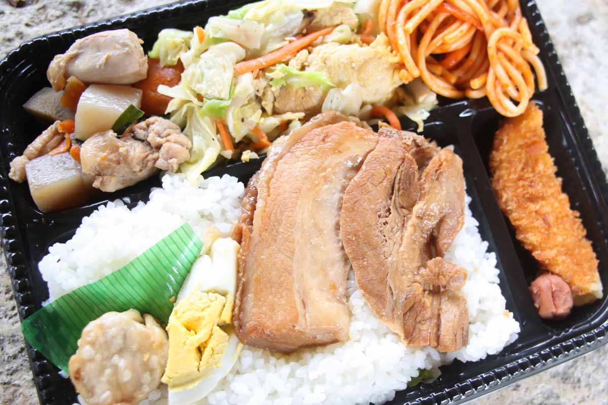お箸で切れる三枚肉に感動！沖縄流三食丼が激うま！「ファミリーストアー てんば」の“正解すぎる”ボリューム満点うちなー弁当（那覇市）