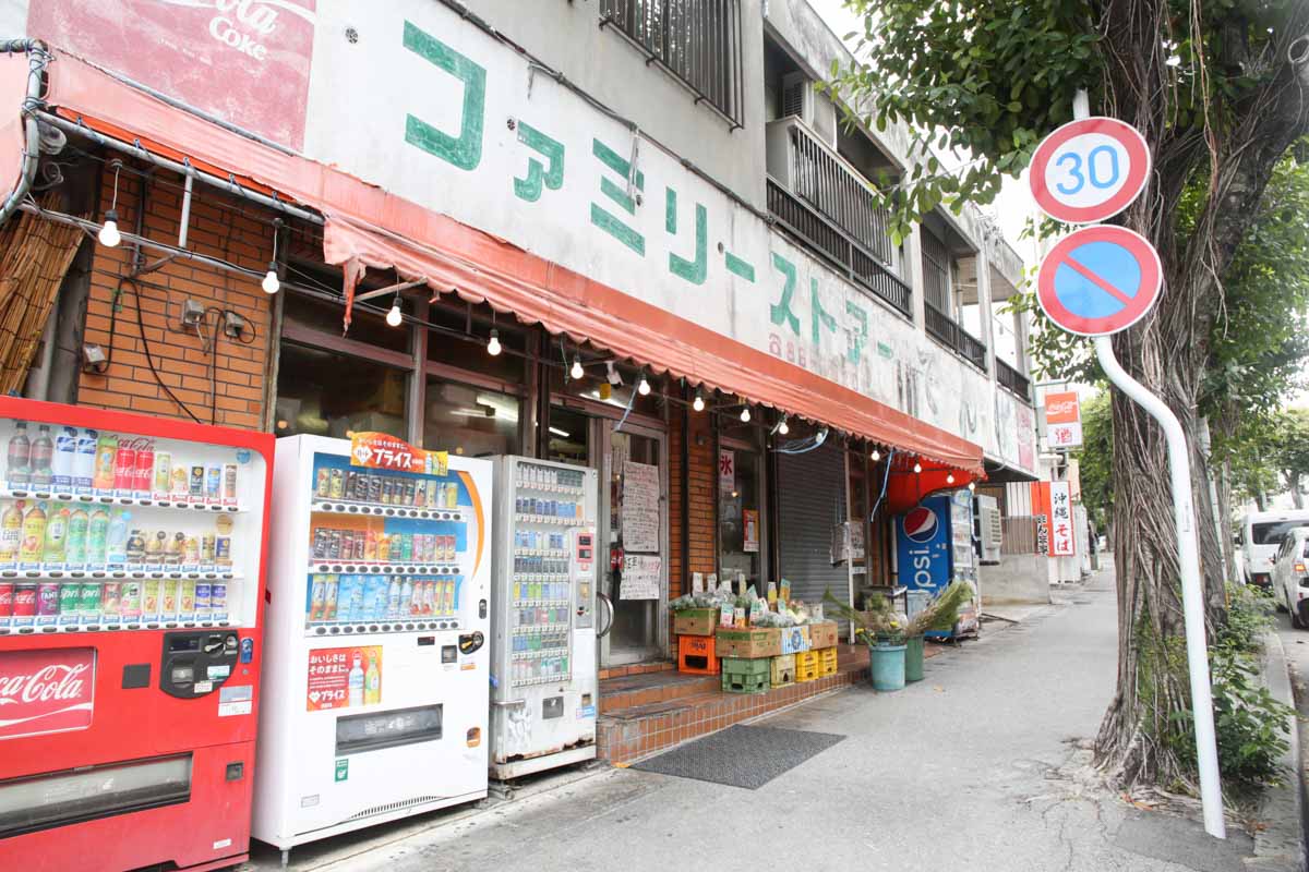 お箸で切れる三枚肉に感動！沖縄流三食丼が激うま！「ファミリーストアー てんば」の“正解すぎる”ボリューム満点うちなー弁当（那覇市）