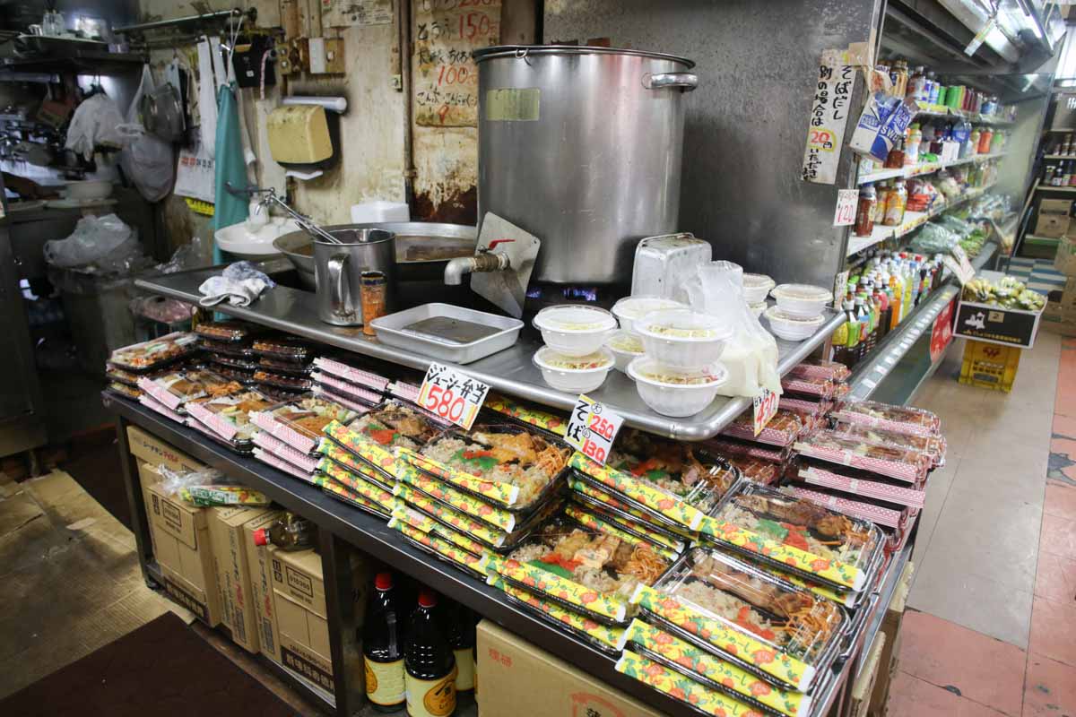 お箸で切れる三枚肉に感動！沖縄流三食丼が激うま！「ファミリーストアー てんば」の“正解すぎる”ボリューム満点うちなー弁当（那覇市）