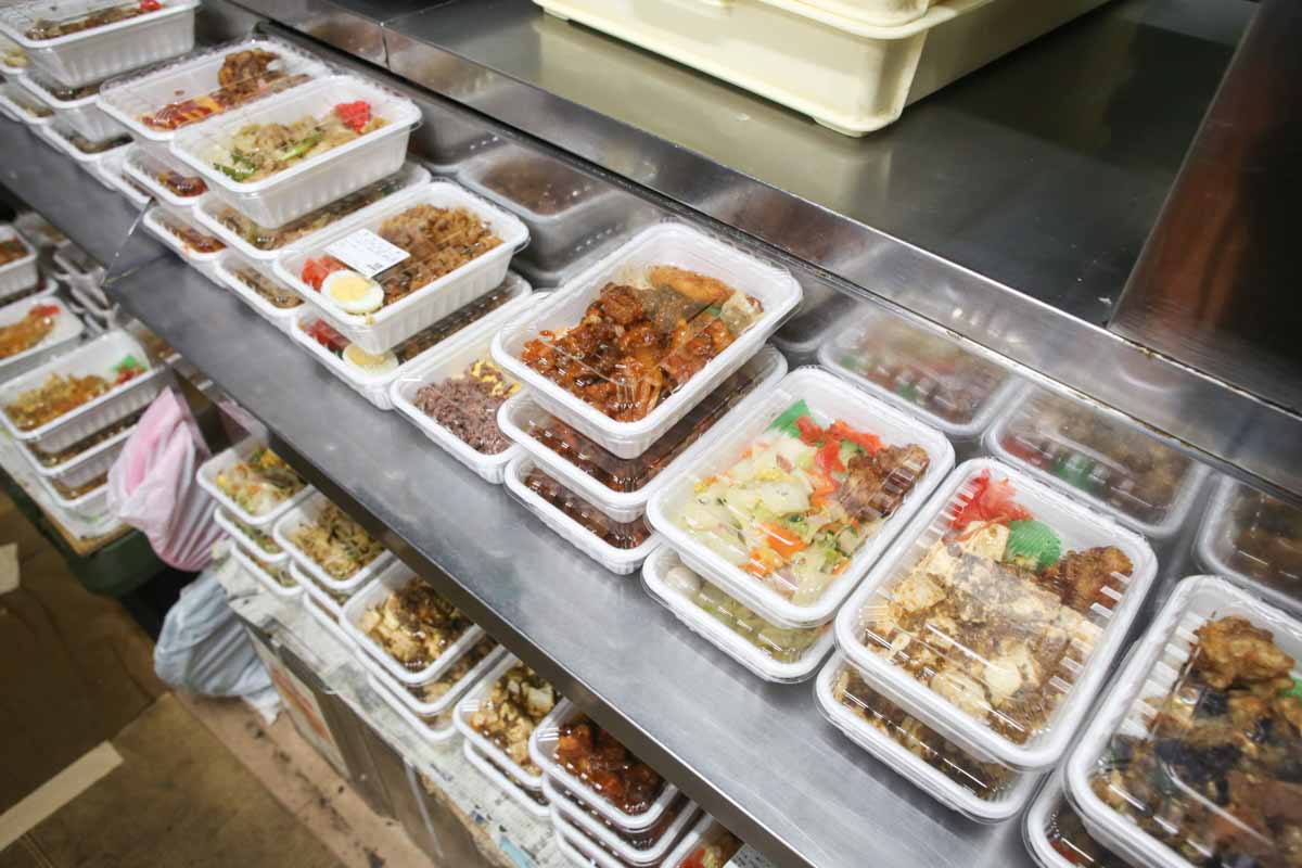 お箸で切れる三枚肉に感動！沖縄流三食丼が激うま！「ファミリーストアー てんば」の“正解すぎる”ボリューム満点うちなー弁当（那覇市）