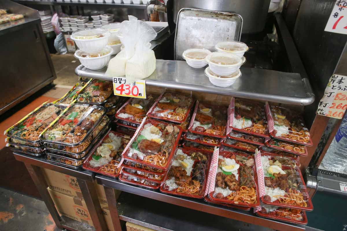 お箸で切れる三枚肉に感動！沖縄流三食丼が激うま！「ファミリーストアー てんば」の“正解すぎる”ボリューム満点うちなー弁当（那覇市）