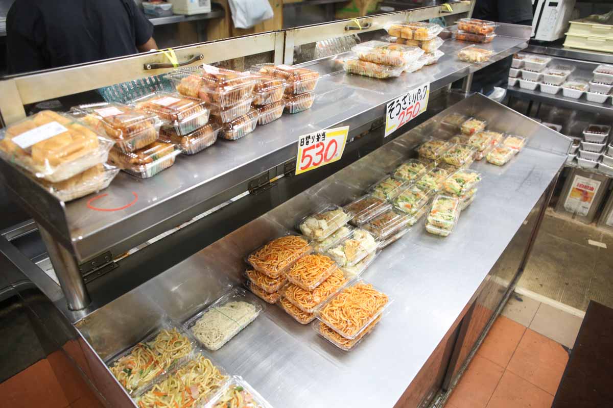 お箸で切れる三枚肉に感動！沖縄流三食丼が激うま！「ファミリーストアー てんば」の“正解すぎる”ボリューム満点うちなー弁当（那覇市）