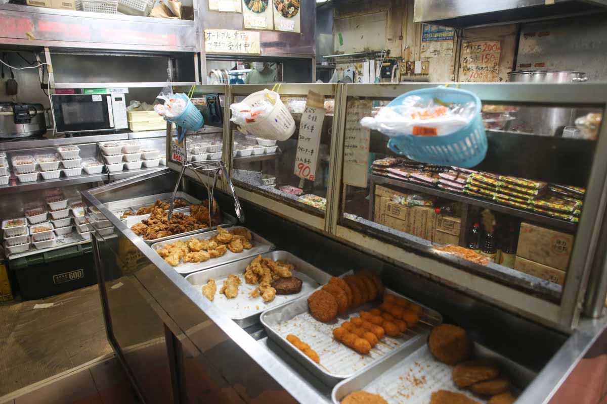 お箸で切れる三枚肉に感動！沖縄流三食丼が激うま！「ファミリーストアー てんば」の“正解すぎる”ボリューム満点うちなー弁当（那覇市）