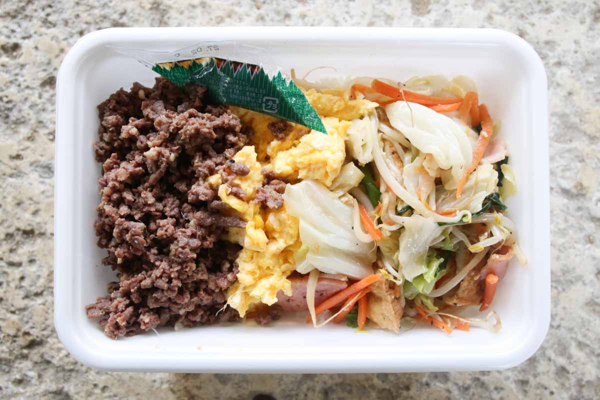 お箸で切れる三枚肉に感動！沖縄流三食丼が激うま！「ファミリーストアー てんば」の“正解すぎる”ボリューム満点うちなー弁当（那覇市）