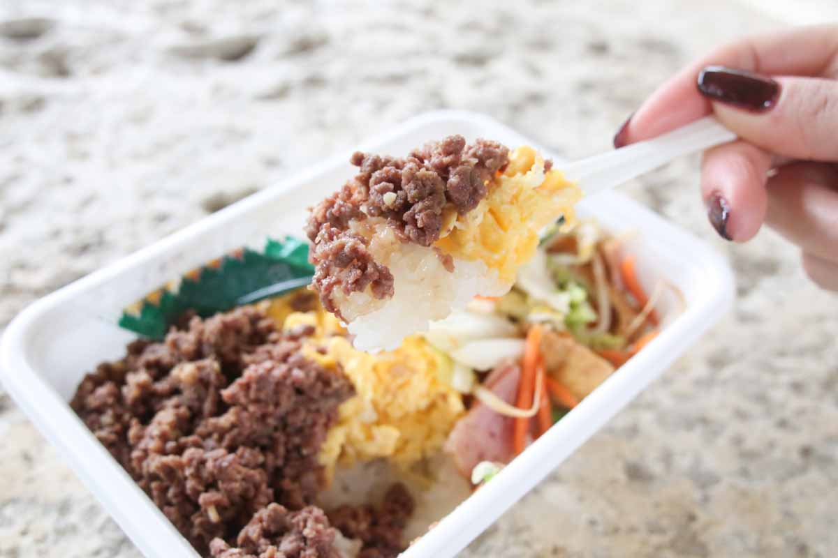お箸で切れる三枚肉に感動！沖縄流三食丼が激うま！「ファミリーストアー てんば」の“正解すぎる”ボリューム満点うちなー弁当（那覇市）