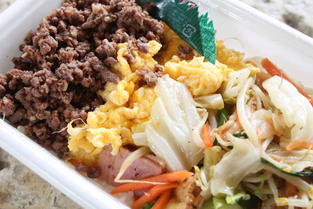 お箸で切れる三枚肉に感動！沖縄流三食丼が激うま！「ファミリーストアー てんば」の“正解すぎる”ボリューム満点うちなー弁当（那覇市）