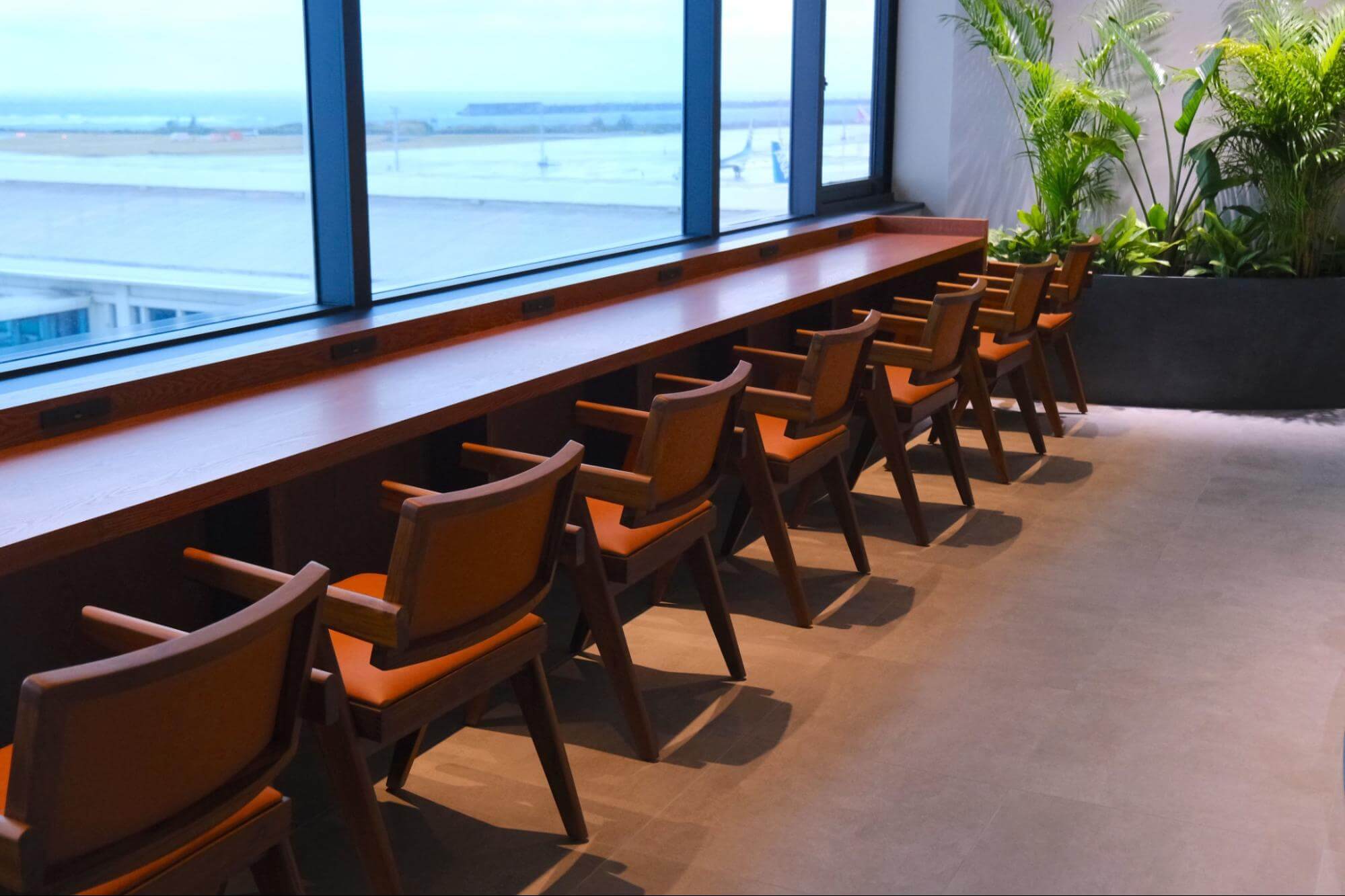 座席数が劇的にボリュームアップ！海と空と飛行機を望む広々とした空間でゆるり過ごす。那覇空港「ラウンジ華～hana～」がリニューアルオープン