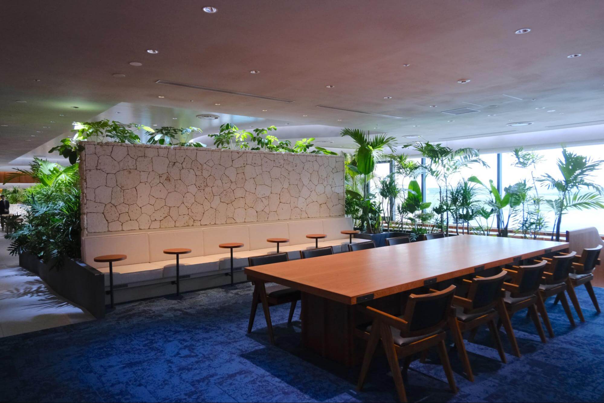 座席数が劇的にボリュームアップ！海と空と飛行機を望む広々とした空間でゆるり過ごす。那覇空港「ラウンジ華～hana～」がリニューアルオープン