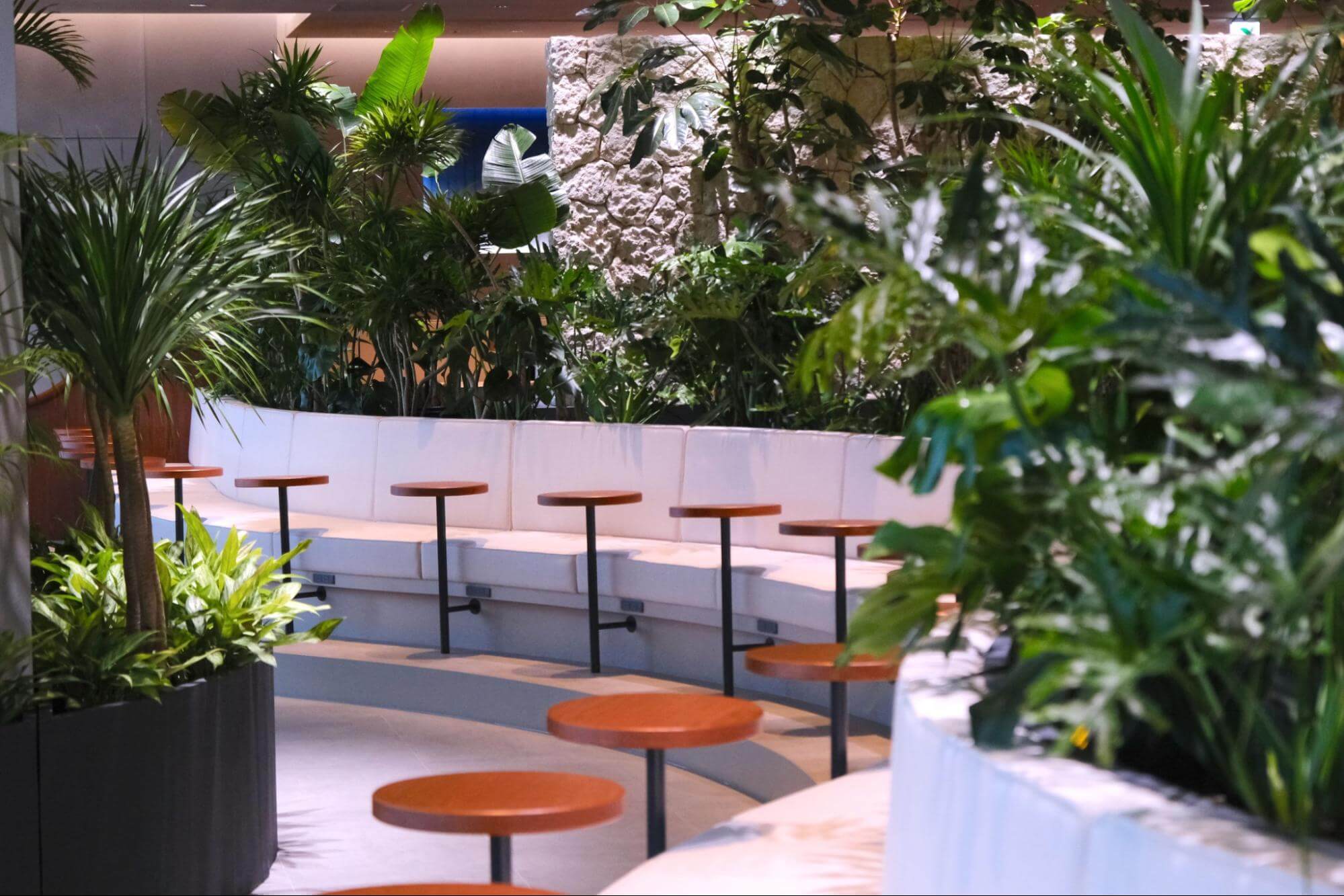 座席数が劇的にボリュームアップ！海と空と飛行機を望む広々とした空間でゆるり過ごす。那覇空港「ラウンジ華～hana～」がリニューアルオープン