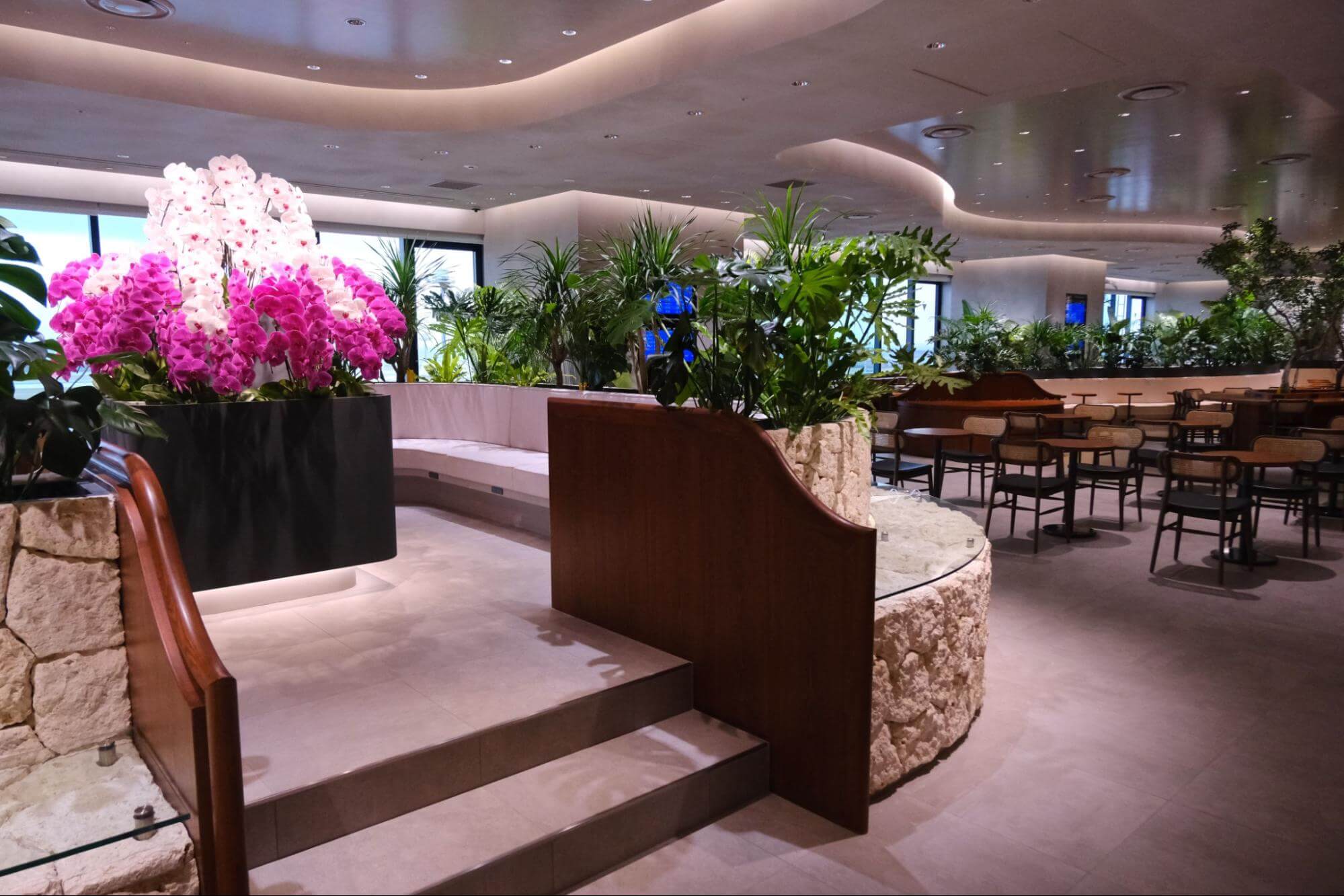 座席数が劇的にボリュームアップ！海と空と飛行機を望む広々とした空間でゆるり過ごす。那覇空港「ラウンジ華～hana～」がリニューアルオープン