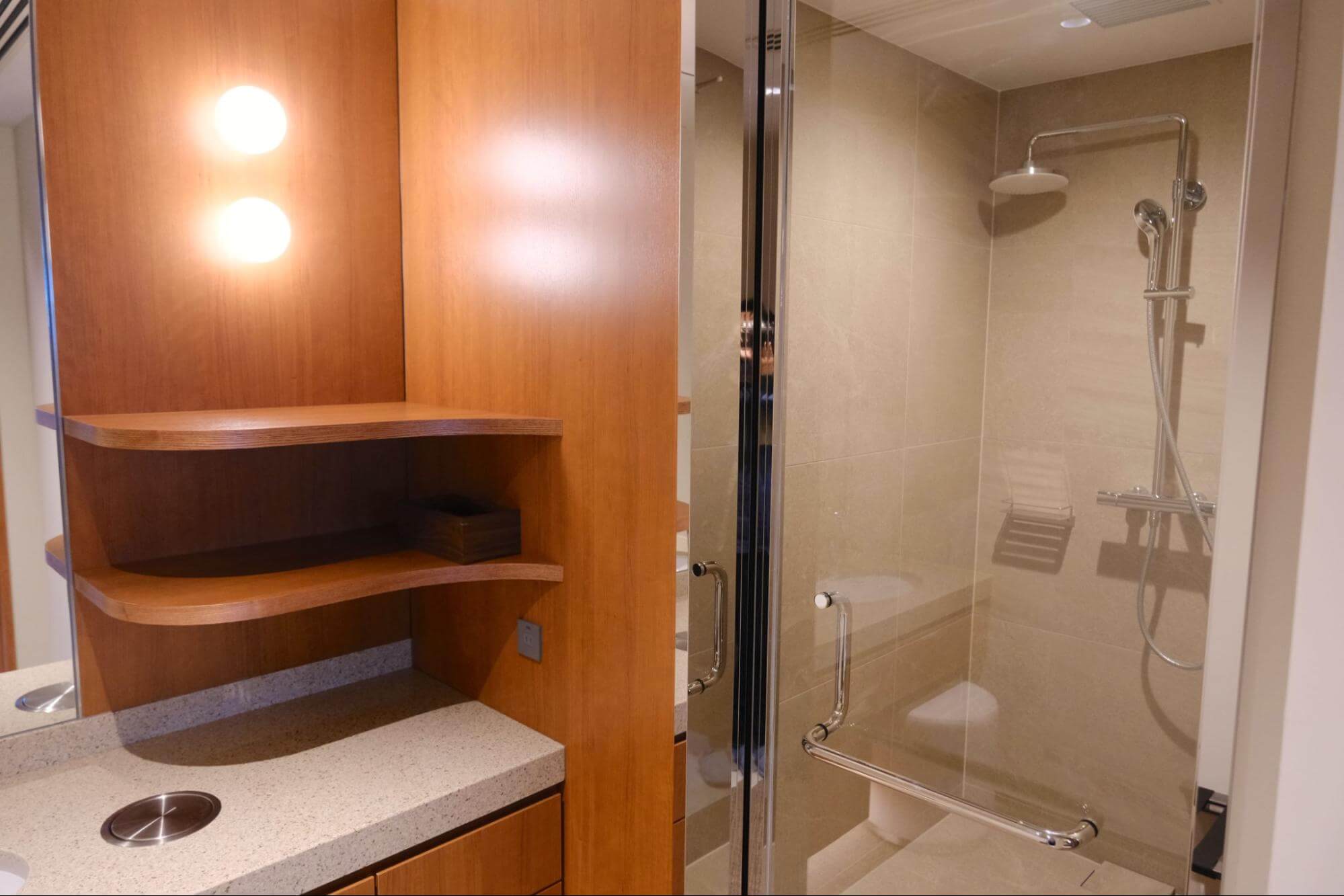 座席数が劇的にボリュームアップ！海と空と飛行機を望む広々とした空間でゆるり過ごす。那覇空港「ラウンジ華～hana～」がリニューアルオープン