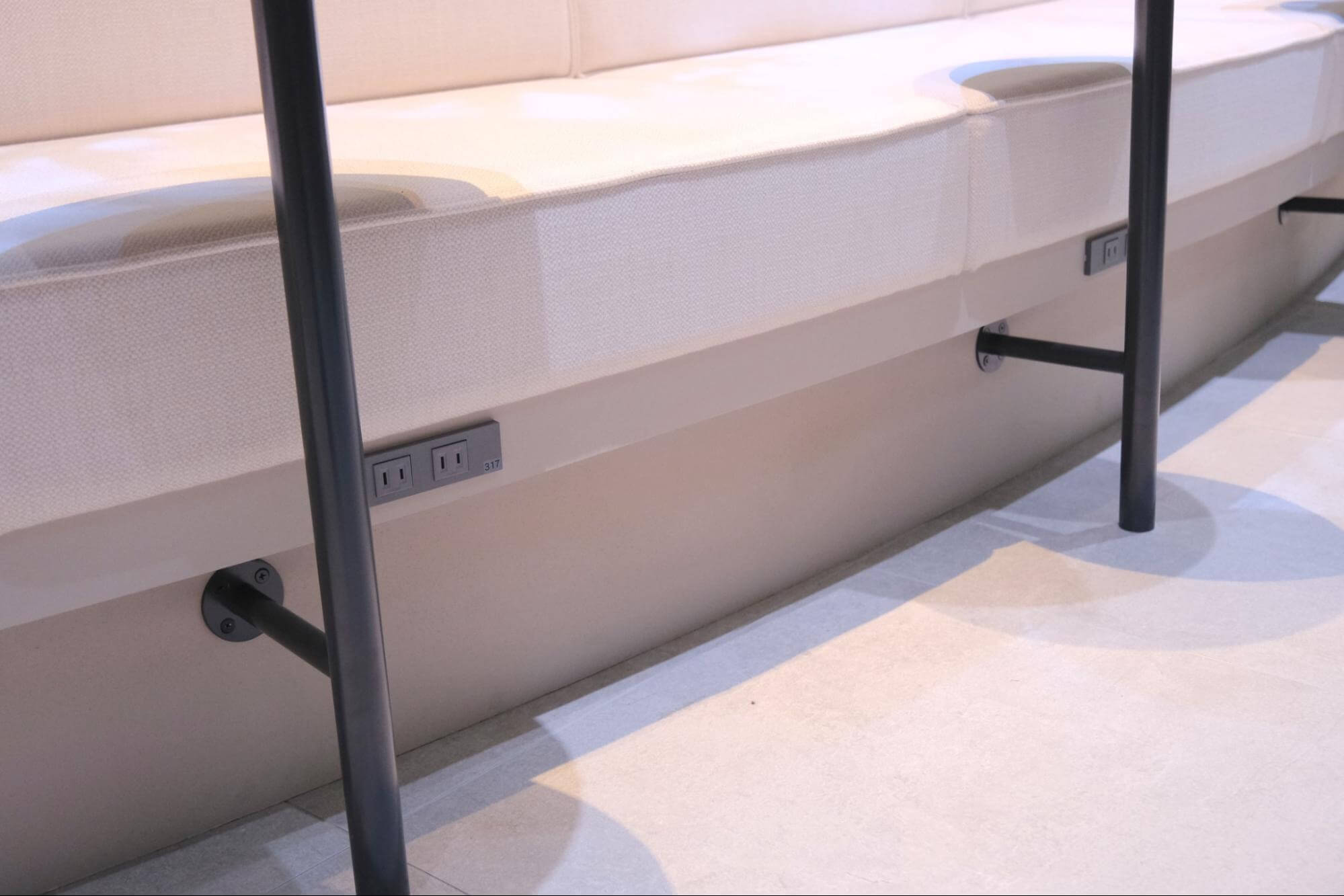 座席数が劇的にボリュームアップ！海と空と飛行機を望む広々とした空間でゆるり過ごす。那覇空港「ラウンジ華～hana～」がリニューアルオープン