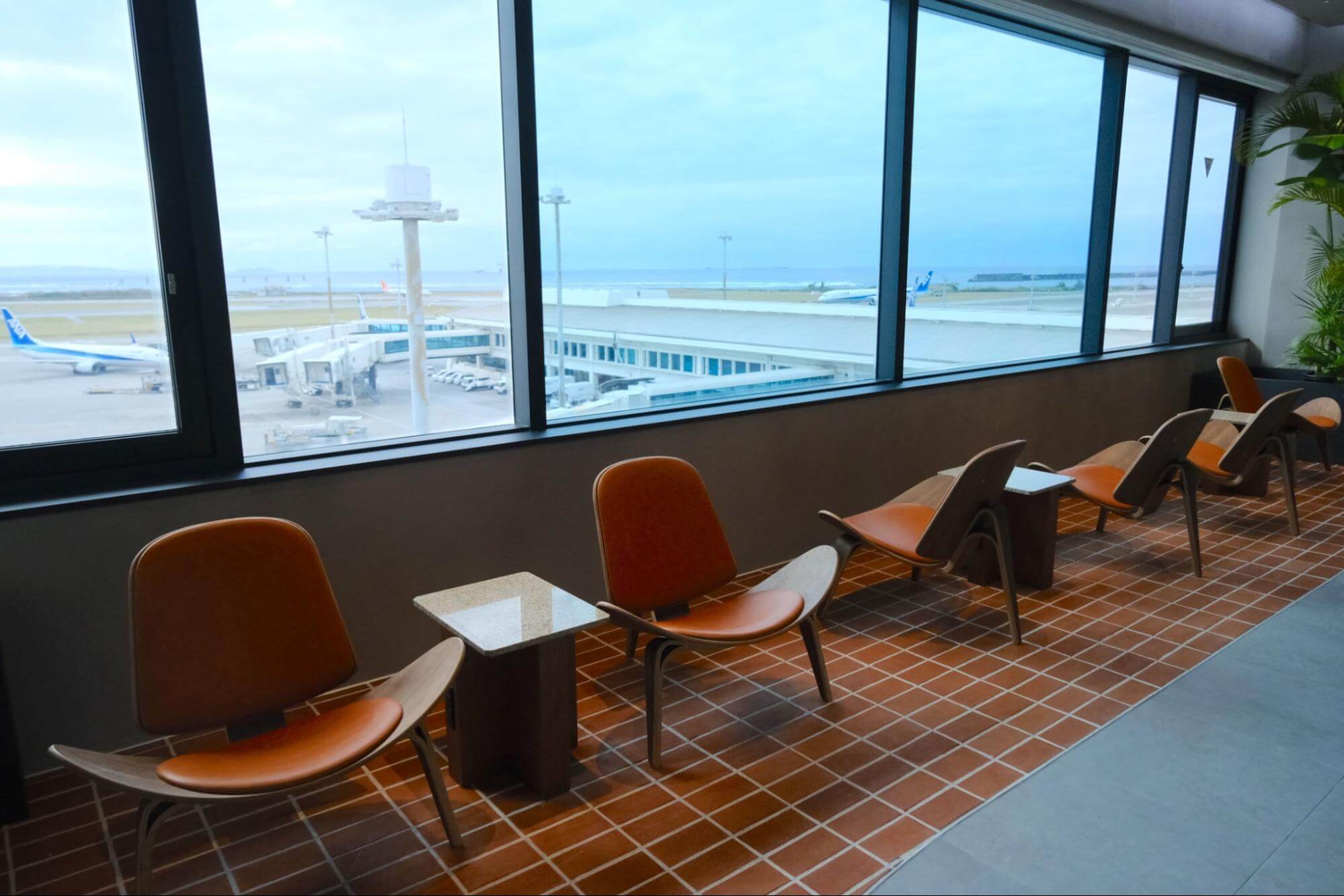 座席数が劇的にボリュームアップ！海と空と飛行機を望む広々とした空間でゆるり過ごす。那覇空港「ラウンジ華～hana～」がリニューアルオープン