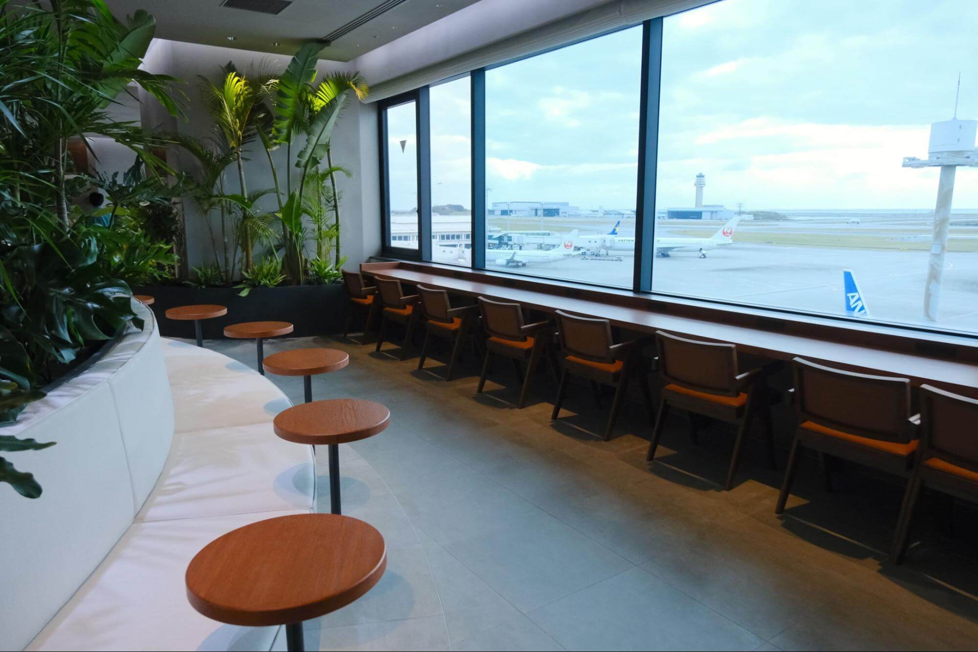 座席数が劇的にボリュームアップ！海と空と飛行機を望む広々とした空間でゆるり過ごす。那覇空港「ラウンジ華～hana～」がリニューアルオープン