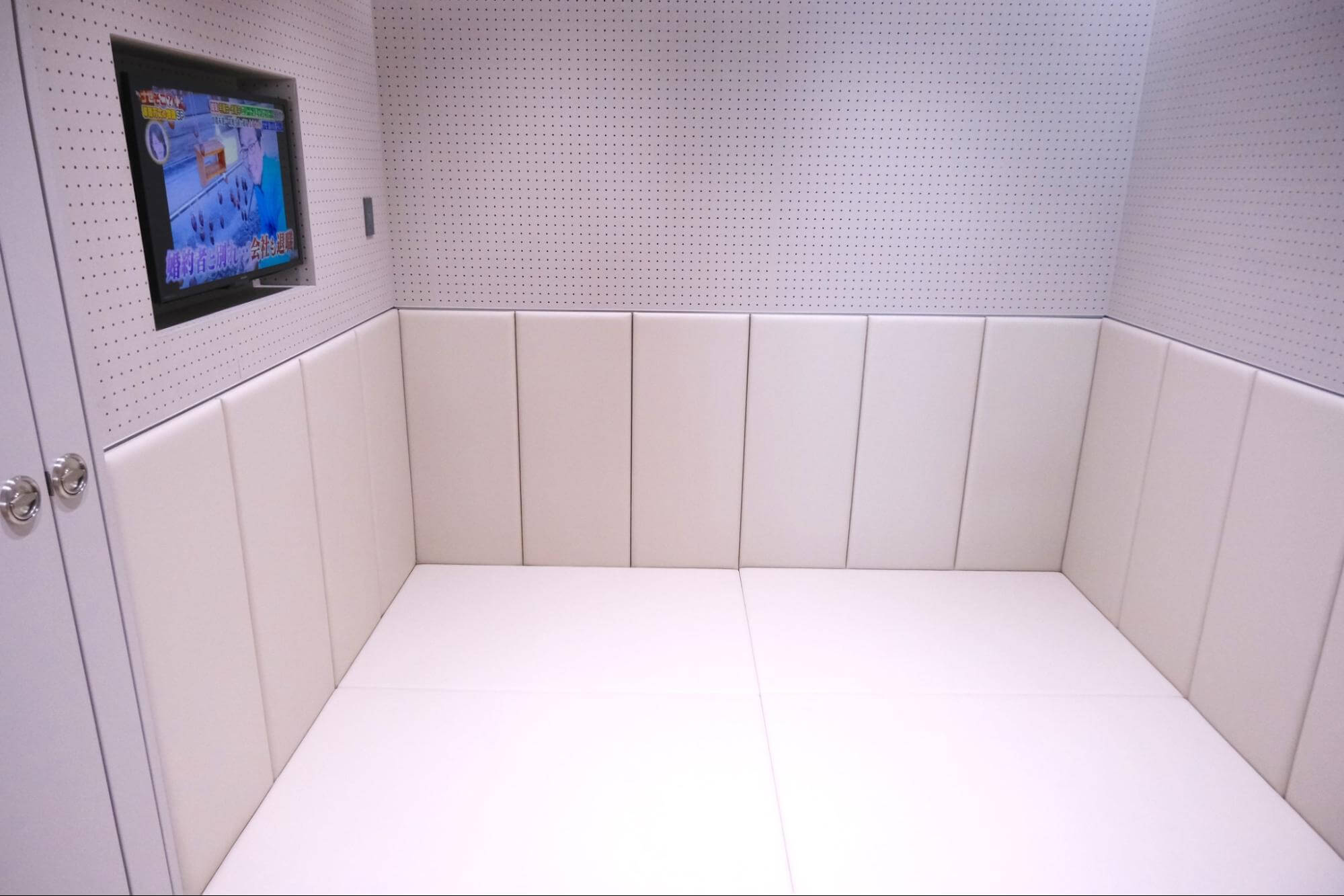 座席数が劇的にボリュームアップ！海と空と飛行機を望む広々とした空間でゆるり過ごす。那覇空港「ラウンジ華～hana～」がリニューアルオープン