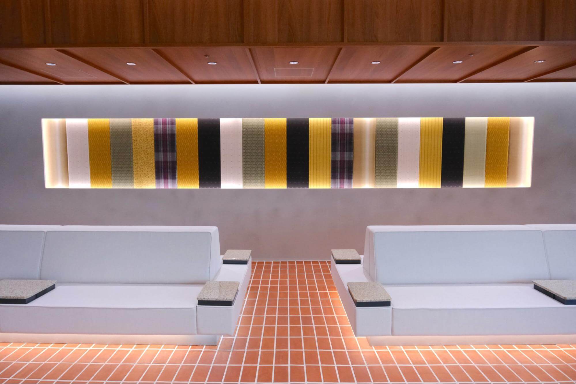 座席数が劇的にボリュームアップ！海と空と飛行機を望む広々とした空間でゆるり過ごす。那覇空港「ラウンジ華～hana～」がリニューアルオープン