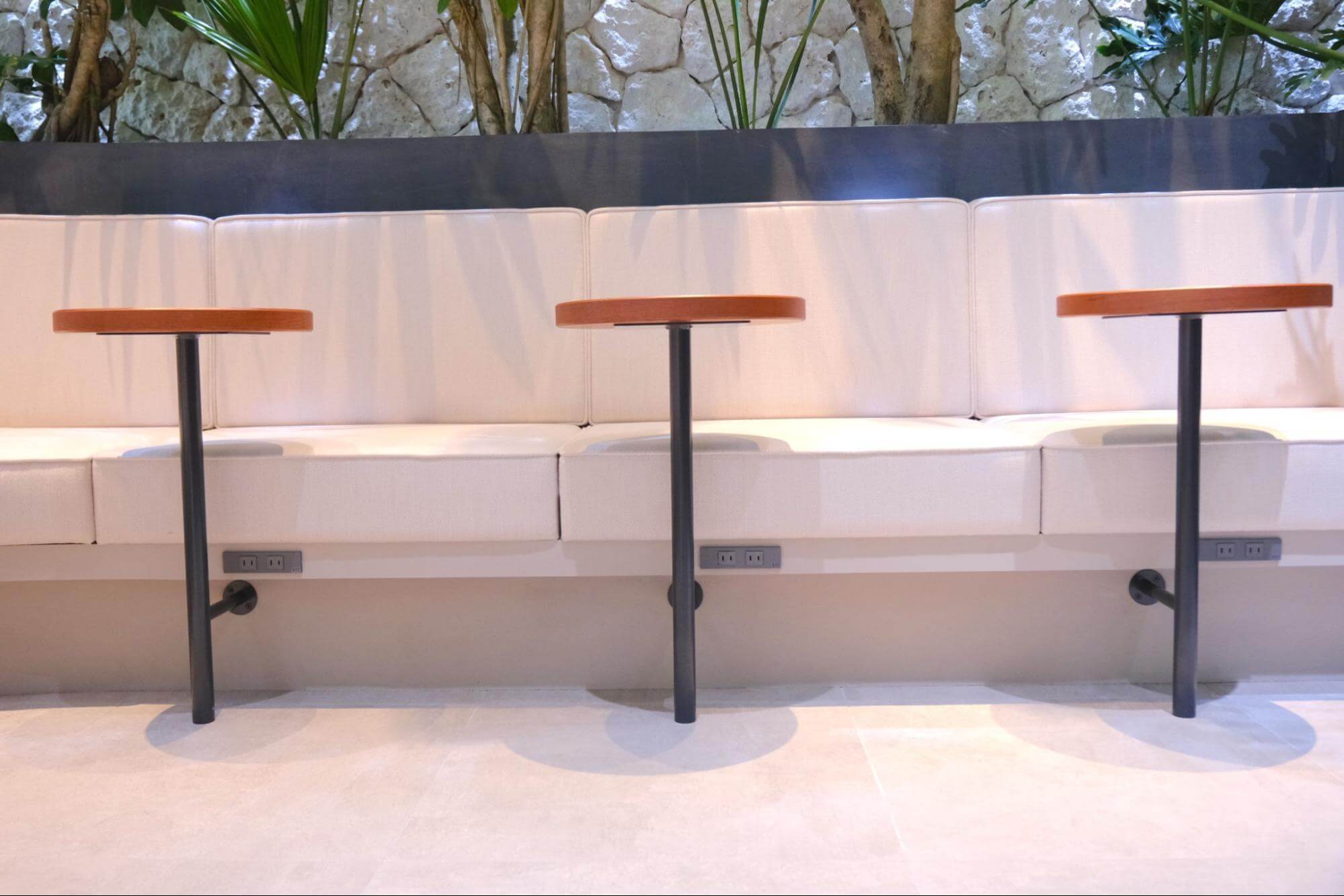 座席数が劇的にボリュームアップ！海と空と飛行機を望む広々とした空間でゆるり過ごす。那覇空港「ラウンジ華～hana～」がリニューアルオープン