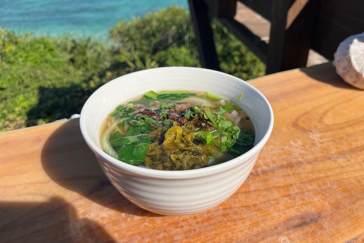 海を望む絶景×沖縄アート！「隠れ家カフェ清ちゃん」で絶品エスニック料理を召し上がれ（浦添市）