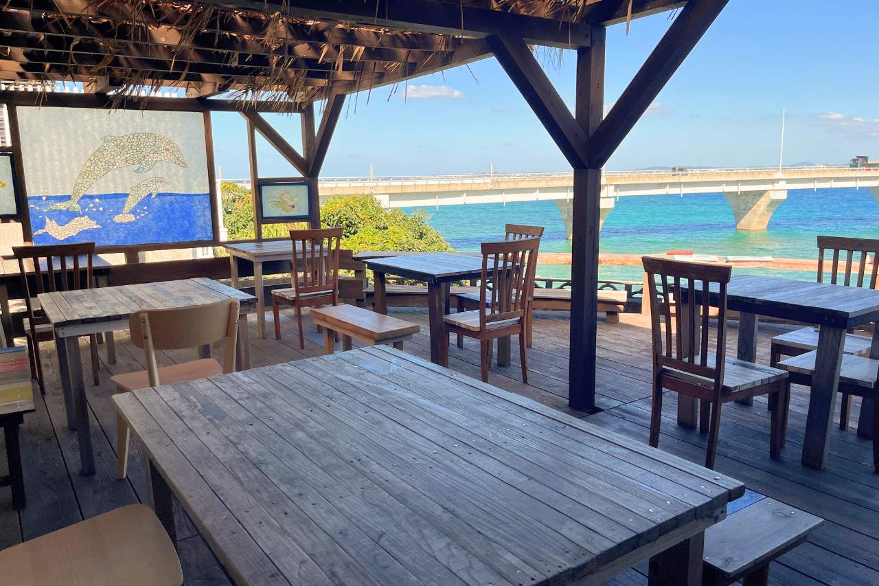 海を望む絶景×沖縄アート！「隠れ家カフェ清ちゃん」で絶品エスニック料理を召し上がれ（浦添市）