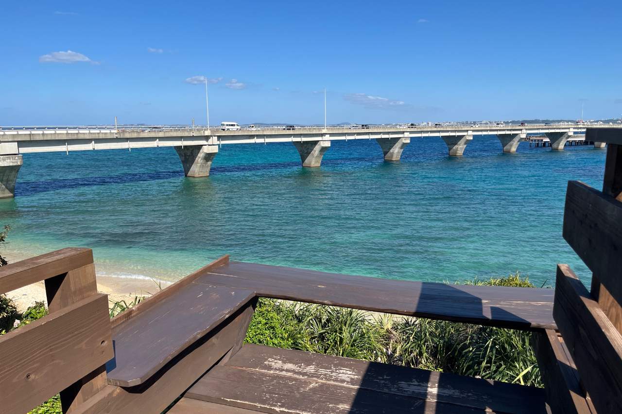 海を望む絶景×沖縄アート！「隠れ家カフェ清ちゃん」で絶品エスニック料理を召し上がれ（浦添市）